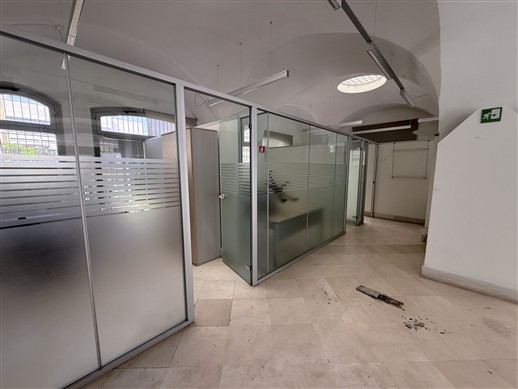 Centrale Locale Indipendente In Pietra di 6 Ambienti. 3 Esposizioni.